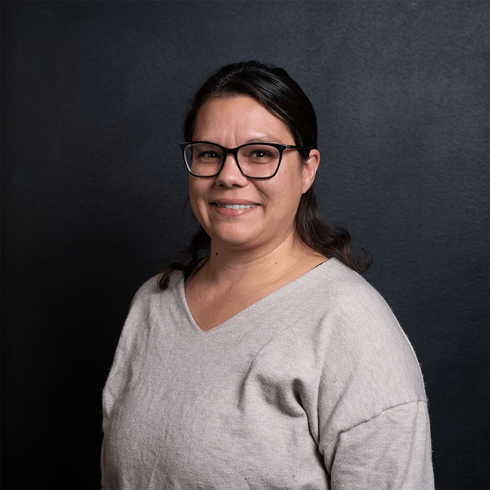 Elodie Messer, Inhaberin von Messer HR-Outsourcing, lächelnd im grauen Pullover